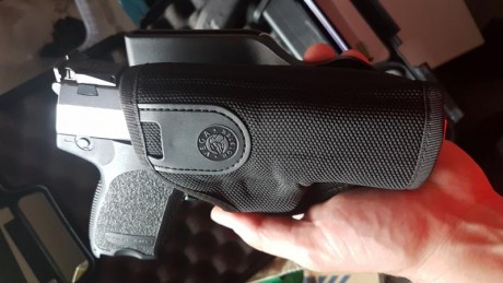 Se vende USP Standar bicolor 9mm PB con Alza micrométrica, Guiada en la F y se incluye:

- 4 cargadores
- 40