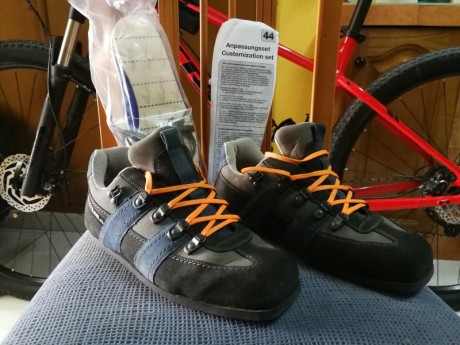 Se venden zapatos de Tiro Corami, Talla 44 por no utilizar.
90€ están la Roda (Albacete) se pueden enviar. 01