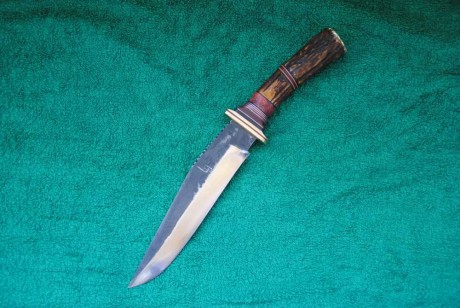 Aqui' os presento uno de mis mejores trabajos:   Acero D2 para variar , hoja de 19 por 4 cm.y 6mm.de grosor.
Guarda 01
