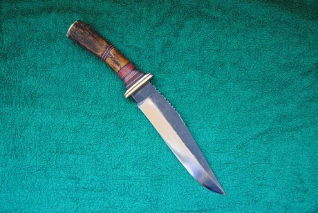Aqui' os presento uno de mis mejores trabajos:   Acero D2 para variar , hoja de 19 por 4 cm.y 6mm.de grosor.
Guarda 00