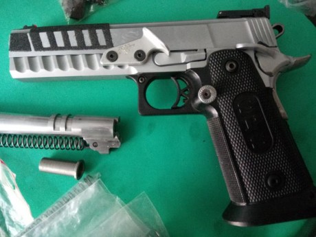 Se vende pistola SPS para la división Standart, con dos cañones, uno del 40SW y otro del 9mmp. La pistola 90