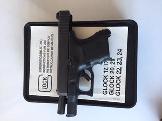 Buenas tardes:
Pongo  a la venta una GLock 26 9mmPb (Guiada en A).
Incluye 3 cargadores de 10 cartuchos 01