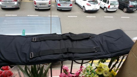 Hola  !  .vendo  bolsa para llevar  un arma , réplica  airsoft  o piano . usada poco . 25 € envio incluido 01