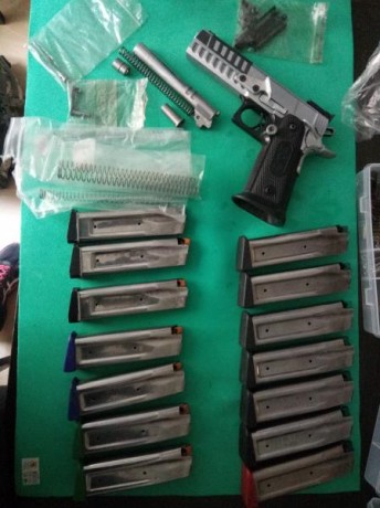 Se vende pistola SPS para la división Standart, con dos cañones, uno del 40SW y otro del 9mmp. La pistola 130