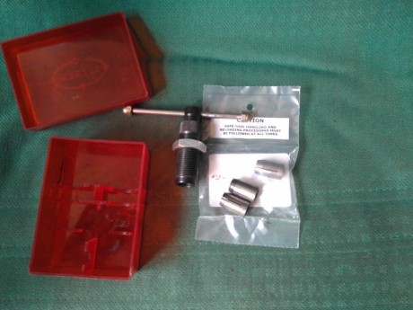 Vendo un kit compuesto por un die de sacar proyectiles de la marca forster con pinzas (collets), la maneta 00