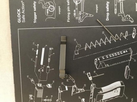 Clip para portar la Glock 43 de manera cómoda. Es totalmente original de la marca clipdraw. Incluyo tornillos 01