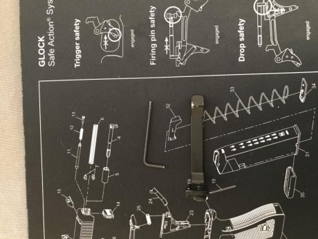 Clip para portar la Glock 43 de manera cómoda. Es totalmente original de la marca clipdraw. Incluyo tornillos 20