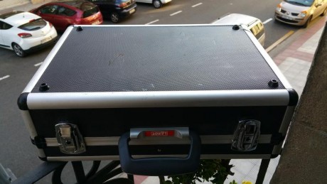 Hola . Vendo una maleta en 25 € envio incluido , ( usada , la compre en el foro comoto parte de otro equipo 00