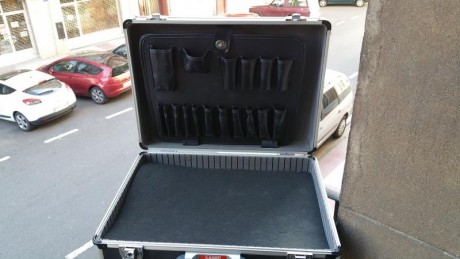 Hola . Vendo una maleta en 25 € envio incluido , ( usada , la compre en el foro comoto parte de otro equipo 22