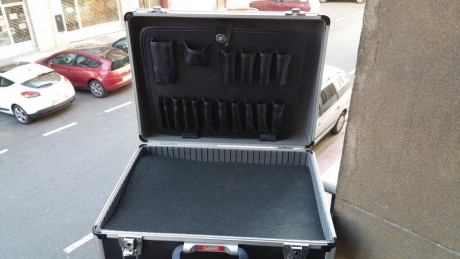 Hola . Vendo una maleta en 25 € envio incluido , ( usada , la compre en el foro comoto parte de otro equipo 21