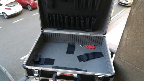 Hola . Vendo una maleta en 25 € envio incluido , ( usada , la compre en el foro comoto parte de otro equipo 20