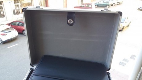 Hola . Vendo una maleta en 25 € envio incluido , ( usada , la compre en el foro comoto parte de otro equipo 50