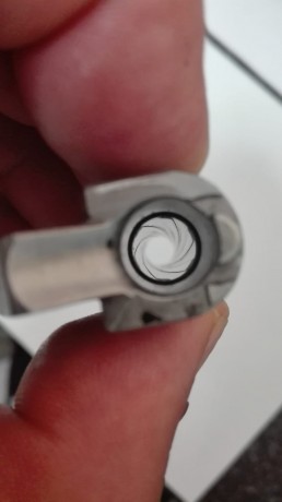 La pistola se encuentra en un estado bastante bueno. Inclye 2 cargadores y caja original. Las cachas son 01