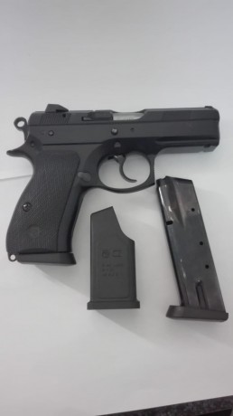 La pistola se encuentra en un estado bastante bueno. Inclye 2 cargadores y caja original. Las cachas son 12