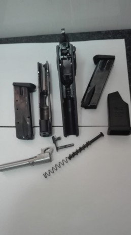 La pistola se encuentra en un estado bastante bueno. Inclye 2 cargadores y caja original. Las cachas son 10