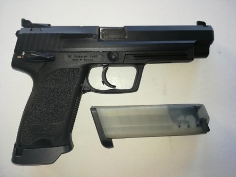 Mi compañero del club, Joan, vende esta pistola  HK USP EXPERT del 9 mm Parabellum , con dos cargadores 00
