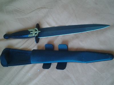 Según los de Filofiel,  a pesar de no llevar marcajes es de manufactura inglesa. Conserva el filo original 02