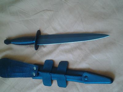 Según los de Filofiel,  a pesar de no llevar marcajes es de manufactura inglesa. Conserva el filo original 00