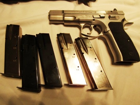  IMG_4021.JPG Vendo CZ 75 9mm con cinco cargadores y coredera del 22 LR con un cargador 
Todo en perfecto 01