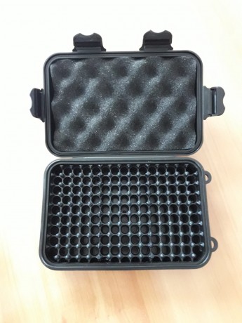 Se vende lote de dos cajas para cartuchos, calibre 9mm.
Colores negro.
Precio, 18 euros, envio incluido. 01