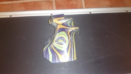 Hola,vendo empuñadura diestra talla M para una carabina anschutz 1913 supermatch,la empuñadura esta en 02