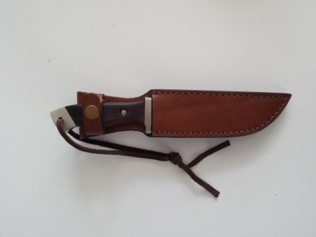 Vendo este cuchillo con funda de cuero. 50 euros . Saludos. 02