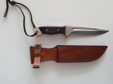 Vendo este cuchillo con funda de cuero. 50 euros . Saludos. 01