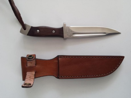 Vendo este cuchillo con funda de cuero. 50 euros . Saludos. 00