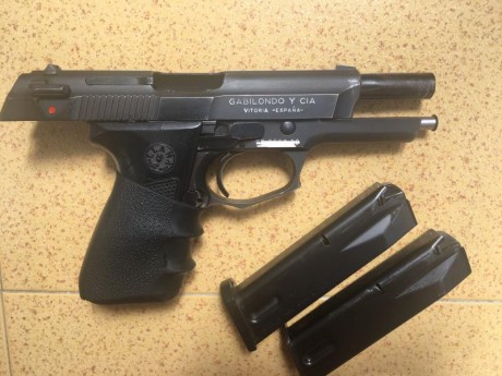 Pistola semiautomática 15+1 Llama m-82 calibre 9mm parabellum con dos cargadores  Guiada en F , esta en 00