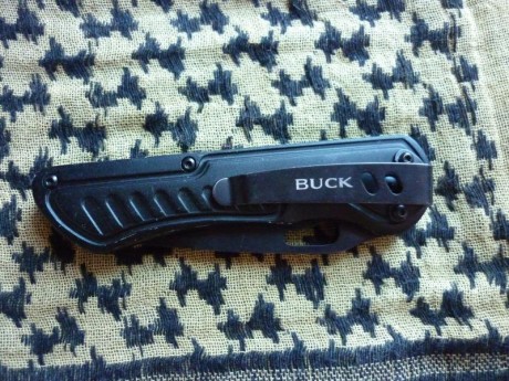 Vendo estas dos navajas.

Buck Nobleman Carbono.
Hoja de acero 440, mide 9,5 cm cerrada y la hoja tiene 12