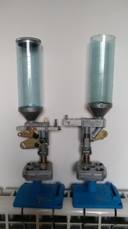 Vendo dos kits de dosificadores completos, para Dillon 550.
Con la base para los dies, para cambiar de 00