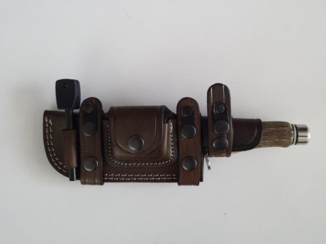 Vendo este cuchillo artesanal de antiguo artesano de albacete con funda lumbar. Sólo la funda cuesta 60 01