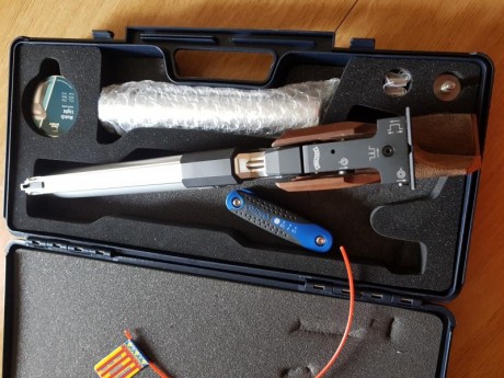 vendo pistola de aire comprimido para tiro en magnificas condiciones impoluta las botellas con diez años 02