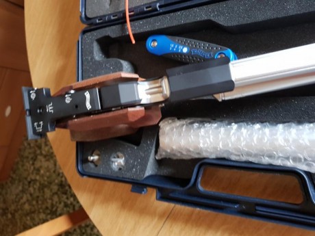 vendo pistola de aire comprimido para tiro en magnificas condiciones impoluta las botellas con diez años 01