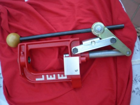 Vendo la prensa Lee Challenger Breech Lock acero, también juegos de dais del 25 acp, 32 acp, 9 corto y 02
