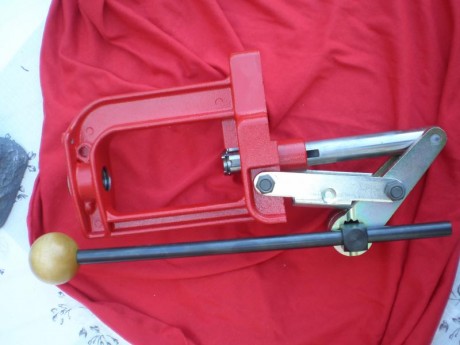 Vendo la prensa Lee Challenger Breech Lock acero, también juegos de dais del 25 acp, 32 acp, 9 corto y 00