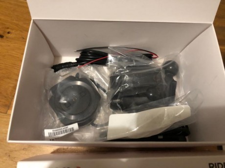 Hola a todos, vendo un navegador para moto Tom Tom Rider 450 nuevo con todos sus accesorio y cables. El 01
