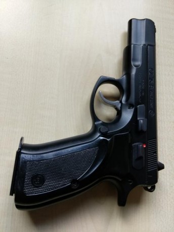 Ceska 75 B, 9 mm parabellum, bien de pavón, se entrega con tres cargadores y maletín ceska, funciona de 01