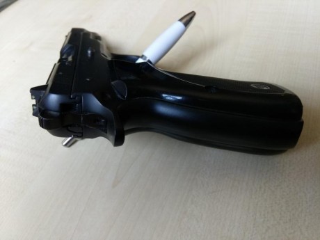 Ceska 75 B, 9 mm parabellum, bien de pavón, se entrega con tres cargadores y maletín ceska, funciona de 00