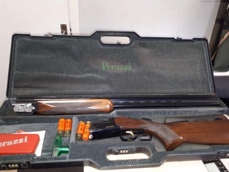  Vendo Perazzi MX8  sin apenas uso ya que fue un regalo ,gatillo bañado en oro 24 K.
   Precio 2500--3000 02