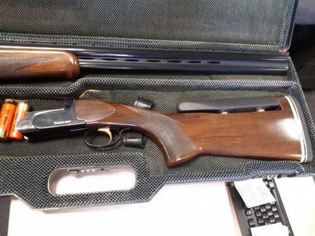  Vendo Perazzi MX8  sin apenas uso ya que fue un regalo ,gatillo bañado en oro 24 K.
   Precio 2500--3000 01