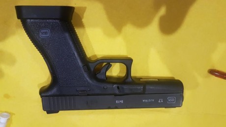 Vendo Glock 17Gen2  en perfecto estado y cuidada.  Edición del maletín tupperware. Ideal para amantes 02