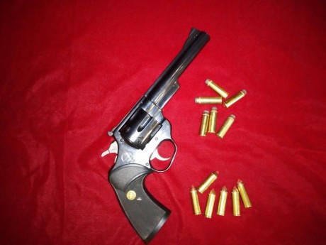 Vendo el poderoso Astra modelo 44 del calibre .44Magnum, pavonado y con cañón de 6" por sólo 250€ 00