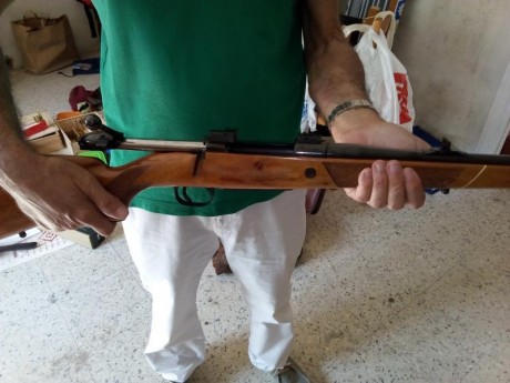 Un amigo me encarga ponga en venta su rifle MAUSER mod. 2000 calibre 375 H&H Mg. en perfecto estado. 01