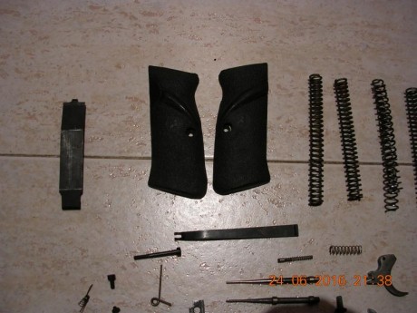 Vendo recambios para CZ-75, 150 euros, gasto de envío en península por mensajera incluidos,todo esta en 01