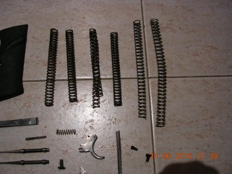 Vendo recambios para CZ-75, 150 euros, gasto de envío en península por mensajera incluidos,todo esta en 00