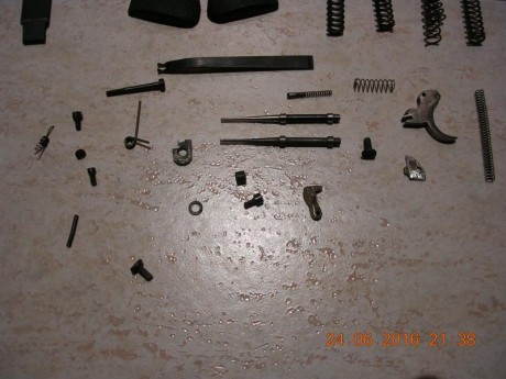 Vendo recambios para CZ-75, 150 euros, gasto de envío en península por mensajera incluidos,todo esta en 11