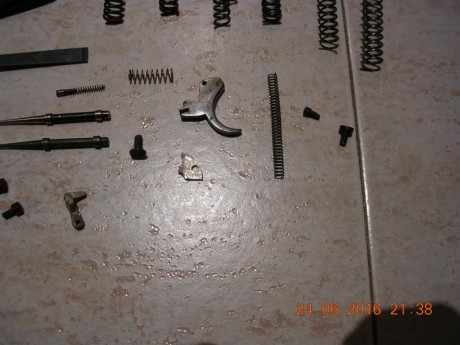 Vendo recambios para CZ-75, 150 euros, gasto de envío en península por mensajera incluidos,todo esta en 10