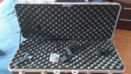 Buenas.
Tiene cerradura y 4 enganches para cerrado perfecto.
Medidas 80x33. Tiene un corte en el foam 02