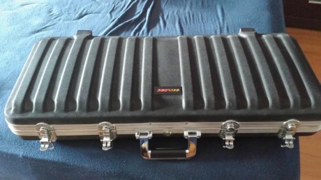 Buenas.
Tiene cerradura y 4 enganches para cerrado perfecto.
Medidas 80x33. Tiene un corte en el foam 01